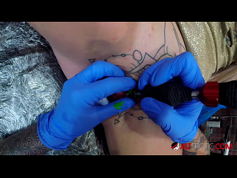 ❤️ Extreem getatoeëerde hottie Sully Savage kreeg een tatoeage op haar clitoris ❌ Super porn at porn nl.risegame.top ﹏